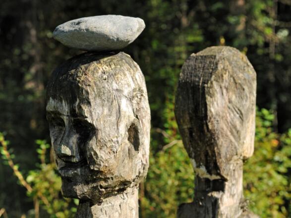 Holzfiguren am Wegesrand