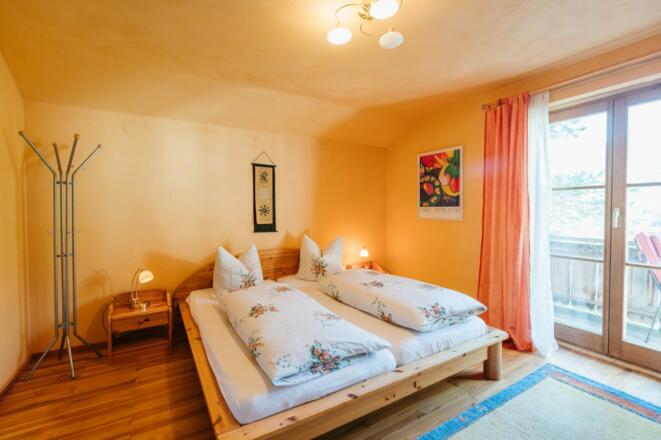 Das Hauptschlafzimmer mit Balkonzugang