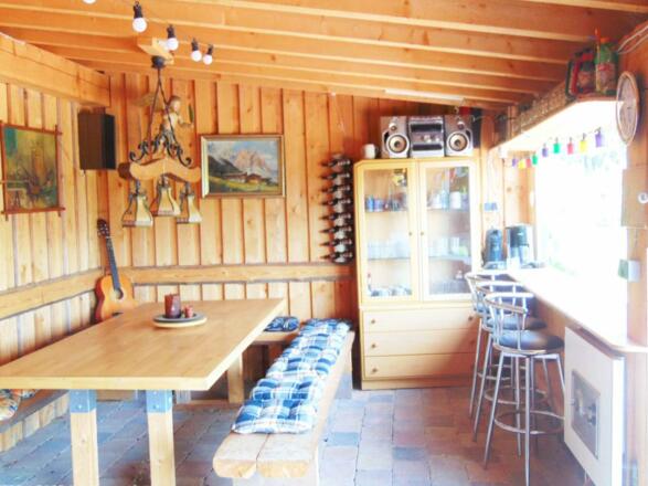 Im offenen Gartenhaus bim Pizzaofen und Grill können Sie gerne mit Freunden zusammensitzen