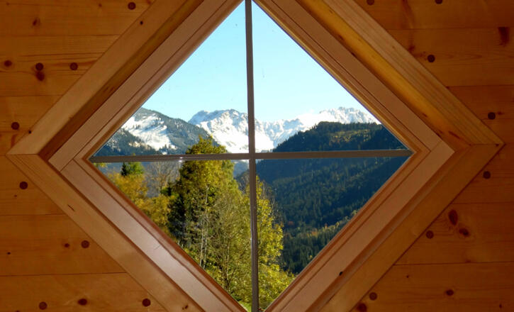 Aussichtfenster mit Bergblick