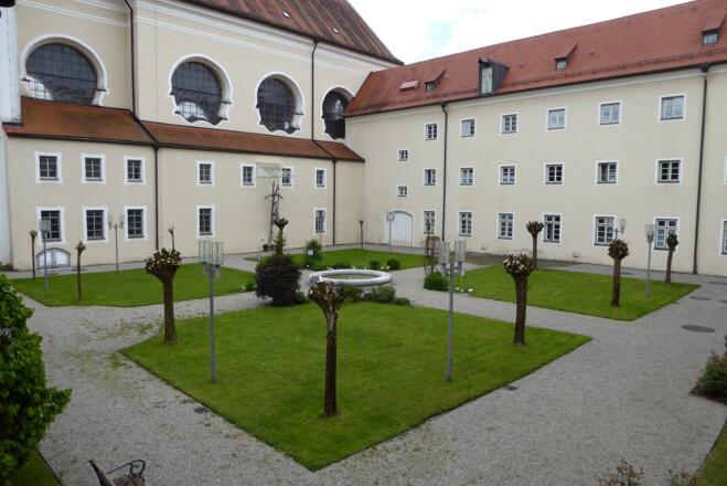Serenadenplatz des Karmeliterklosters mit Heilig-Geist-Kirche