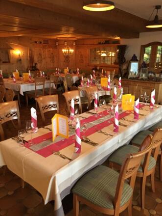 festlich gedeckte Tafel