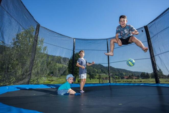 unser Trampolin im Garten