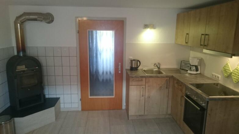 Küchenzeile mit Ofen