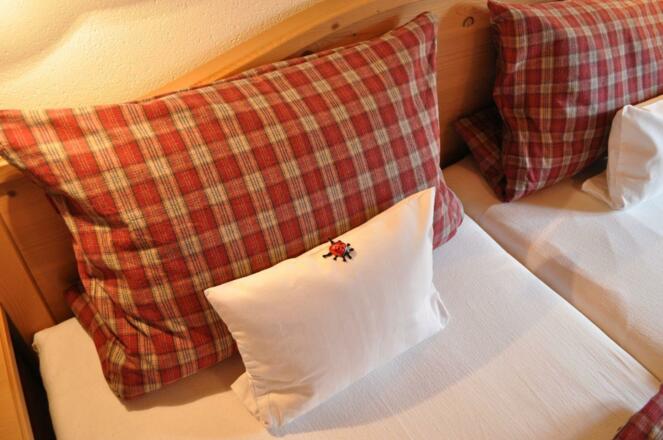 Schlafzimmer mit kuscheliger Bettwäsche