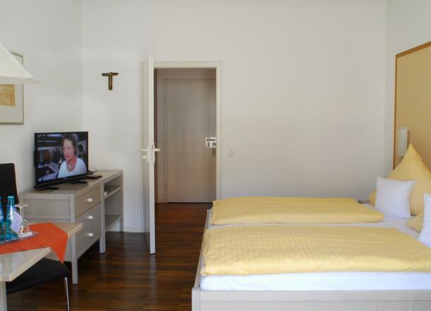 Zimmer neu Fernseher 2