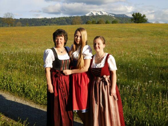 Hildegard mit Enkelinnen