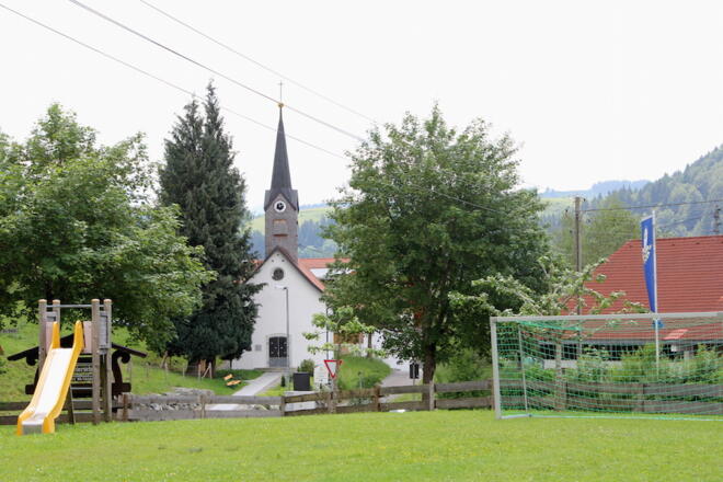 Kapelle und großer Spielplatz direkt nebenan