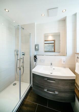 Sup 3-Bett-Zimmer Bad 1