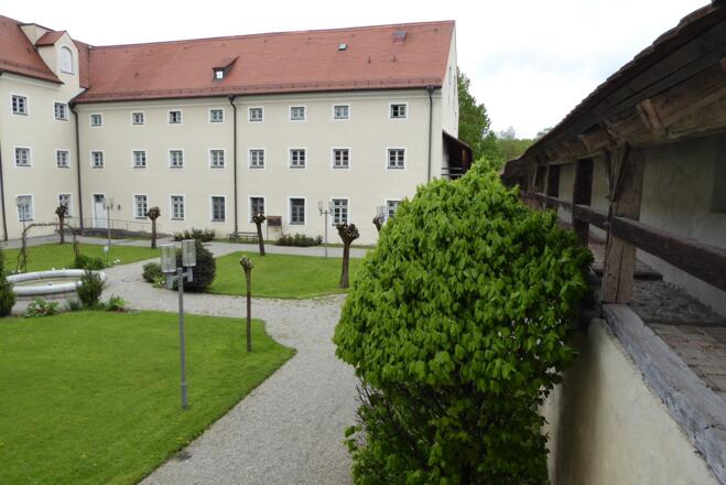 Serenadenplatz des Karmeliterklosters mit Wehrgang