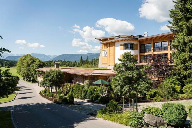 Hotelansicht mit Bergblick
