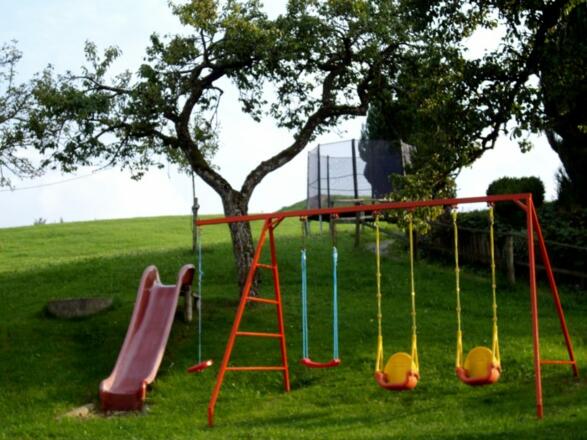 Spielplatz und Trampolin
