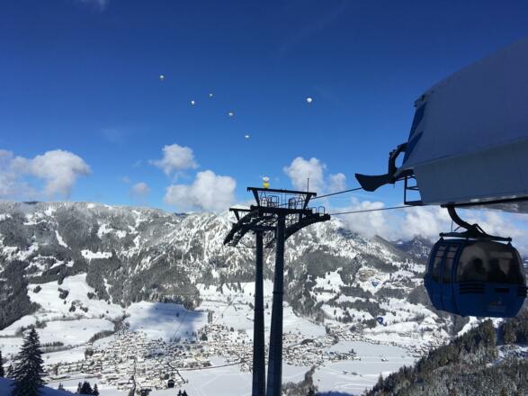 Bergstation Hornbahn mit Heißluftballonen
