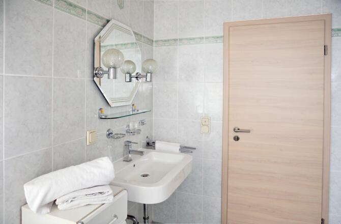 Bad mit Dusche, Badewanne und WC