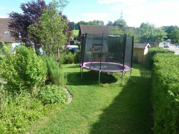 Trampolin im Garten