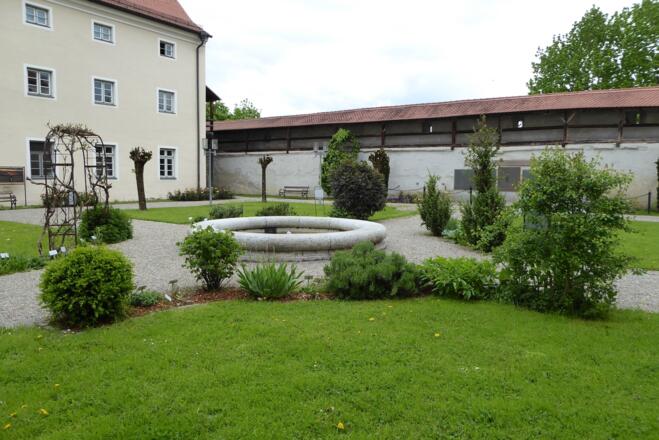 Serenadenplatz des Karmeliterklosters mit Stadtmauer
