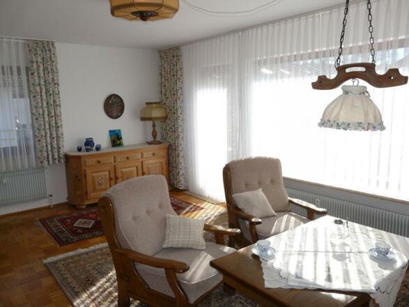 Wohnzimmer, Blick zum Balkon