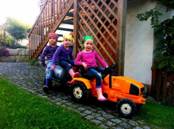 Auch unser Fuhrpark kommt bei den Mädels gut an