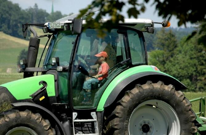 Mal beim Bauern auf dem Traktor...