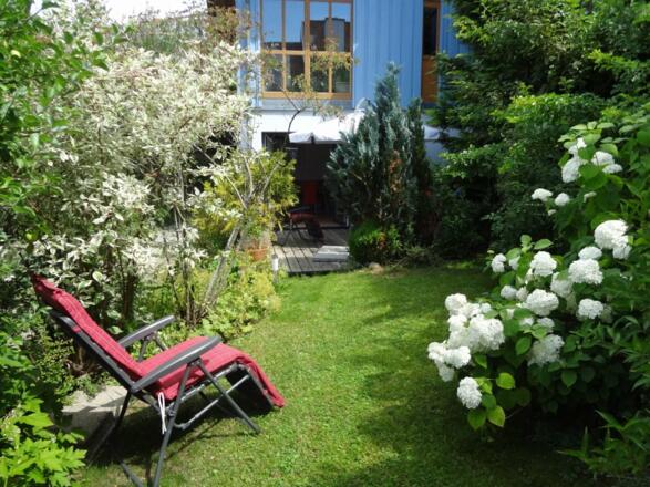 Garten mit Blick auf Terrasse