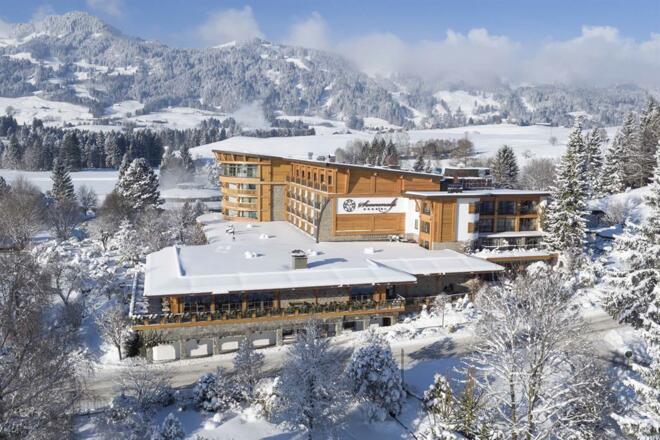 Hotelansicht im Winter