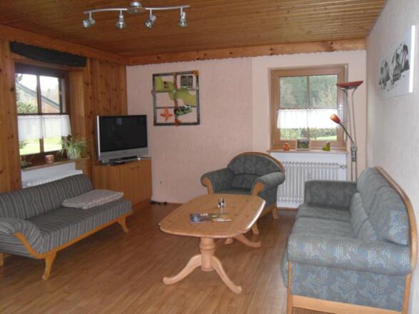 Grosses Wohnzimmer mit Balkon auf der Südseite