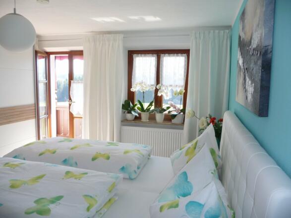 Schlafzimmer Blick zum Balkon