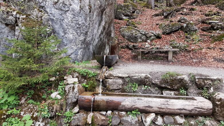 Kaltes Wasserl Kramsach Brunnen und Rastbank