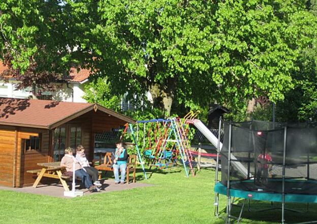 Gartenhaus mit Spielplatz