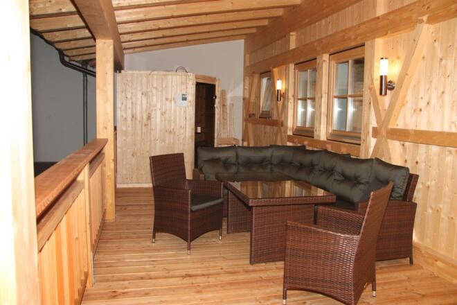 Veranda mit Loungebereich und Sauna