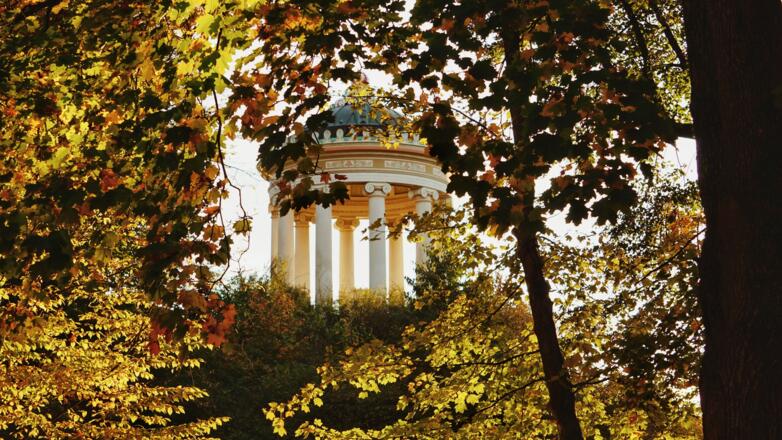 Monopteros Herbst Blätter 