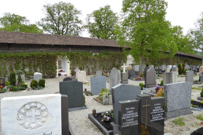 Schongauer Stadtfriedhof mit Blick auf die historische Stadtmauer