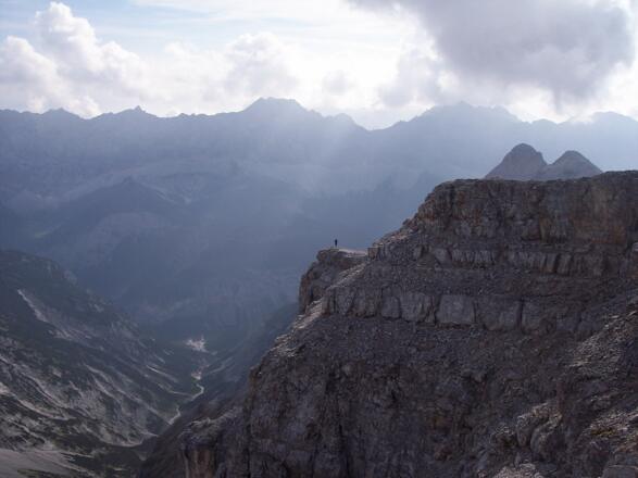 Endlose Karwendel-Weite: Im Gipfelbereich der Birkkarspitze