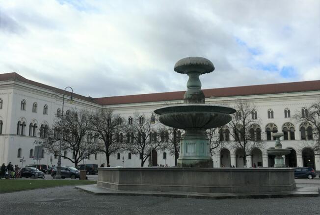 Professor-Huber-Platz