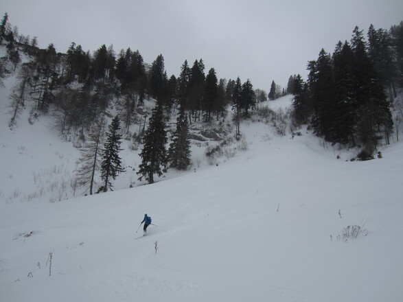 Abfahrt von der Nesslauer Scharte, an den Felsen vorbei hinab zur Torau Alm