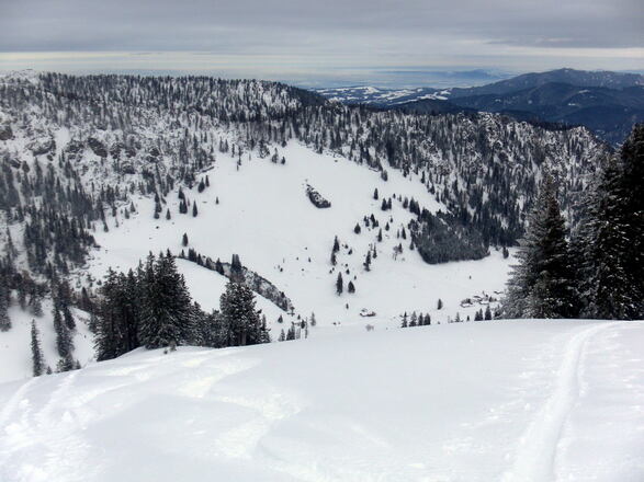 Gipfelrücken, im Mittelgrund die Thorauschneid, dahinter die Strohnschneid