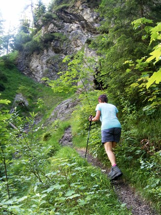 schmaler Pfad durch steile Mulde