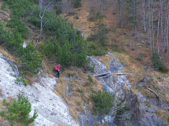 erodierter Hang bei Bachbrücke