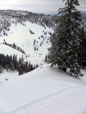 Tiefblick vom Ostgrat zur Thoraualm