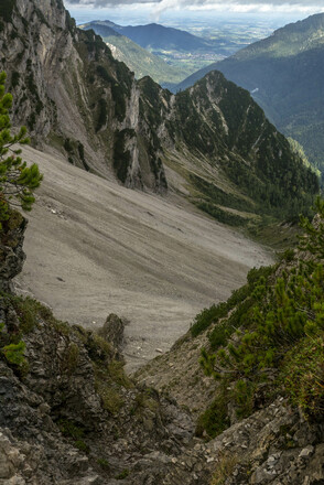 Blick von der Scharte nach Unten. Die &quot;Schlüsselstelle ist geschafft aber es folgt noch einiges an leichterer kletterei