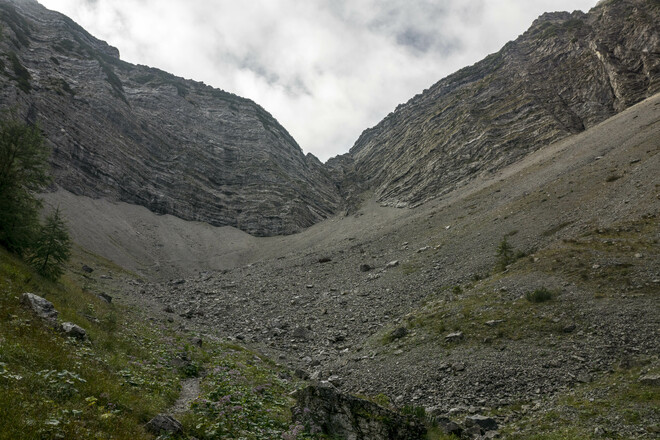 Beginn der Schutthalde am Talschluss. der Weg geht rauf in die Scharte in der Bildmitte. Wer einen Helm dabei hat, könnte ihn hier aufsetzten.