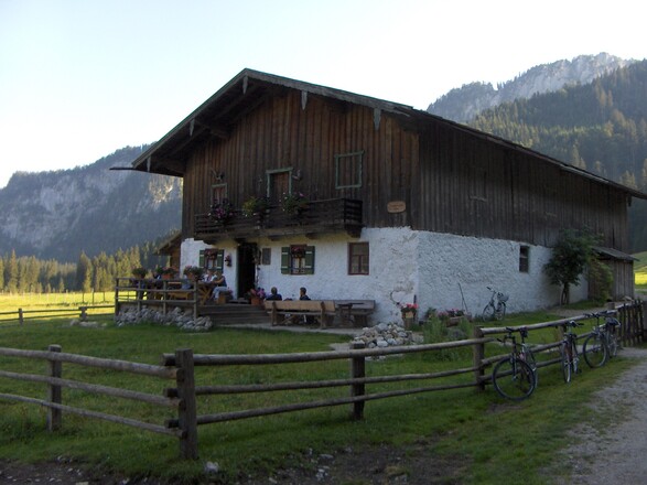 Die Hütte auf der Röthelmoos-Alm lädt zur Einkehr ein. 
