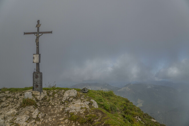 Der Gipfel mit viel Aussicht, wenn es keine Wolken gibt. Sonst kann man bis in die Tauern, Salzkammergut, nach Salzburg oder auch den schönen Chiemgau schauen. Es ist viel Platz um auf der Wiese zu liegen und das Wetter zu genießen.