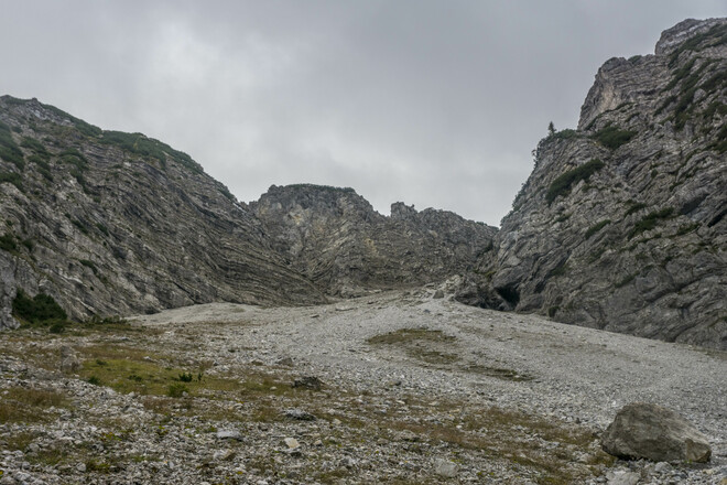 Der Abstieg erfolgt über den Ostgrat und dann kann man mit viel Spaß auf der zu sehenden Schutthalde haben und ca. 250 hm runter &quot;fahren&quot;