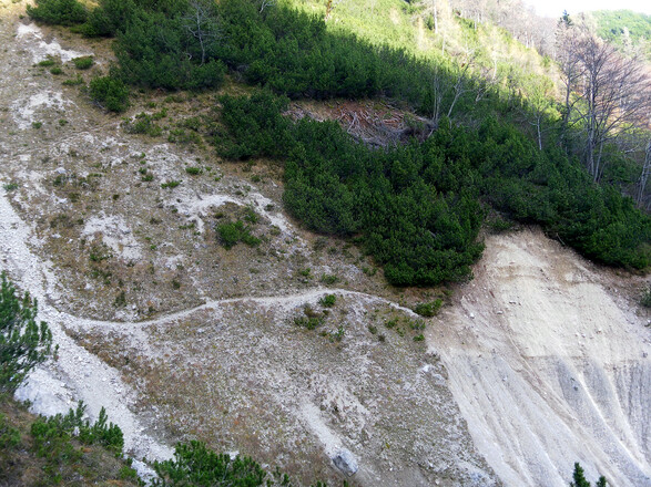 zerstörter Weg mit Umgehung oberhalb