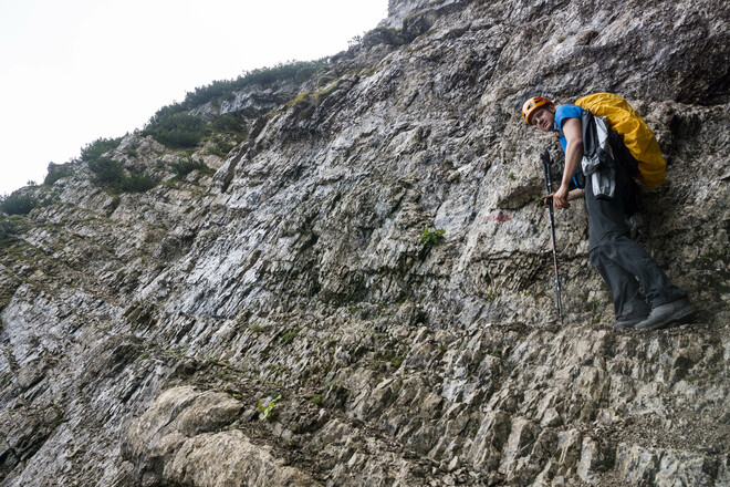 Über Felsbänder und kletterei bis zum II-Grat geht es nach oben. Mit einem 20m-Seil könnten man an den recht neu wirkenden Felsankern auch jemand rauf sichern