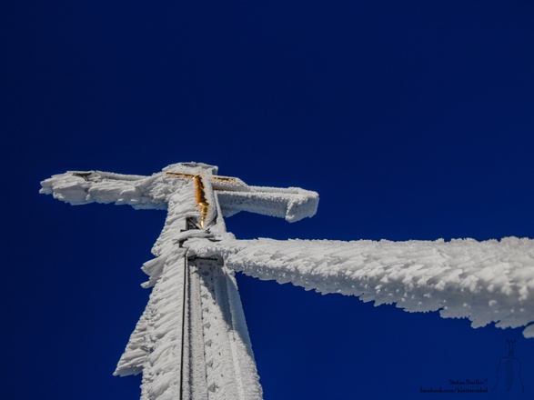 Gipfelkreuz am Hochfelln nach Schneesturm