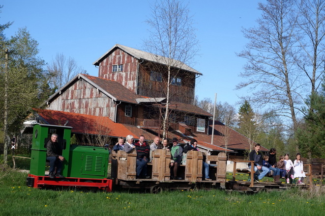Feldbahn mit Torfbahnhof