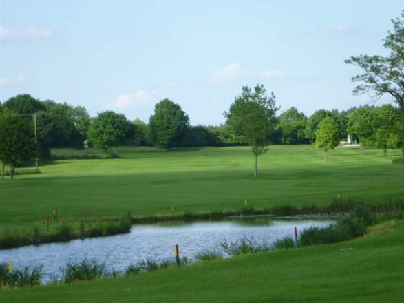 Wasserhindernis auf der Golfanlage in Pfaffing.