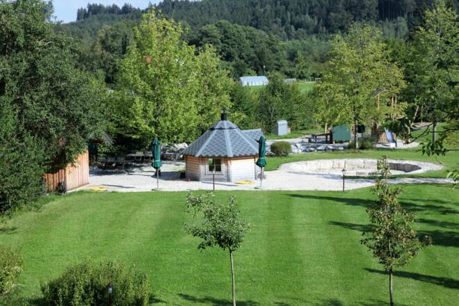 Blick auf Grillhütte, Feuerstelle und Biergarten